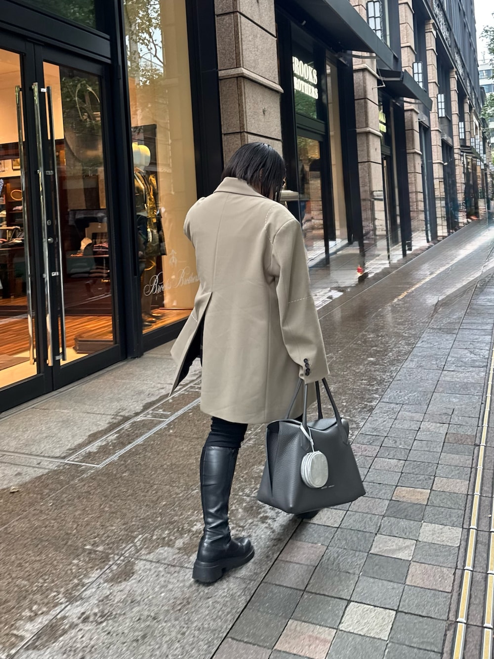 グレー系のトートバッグ、シルバー系のその他小物を着用したレディースの秋コーディネートの5枚目の写真