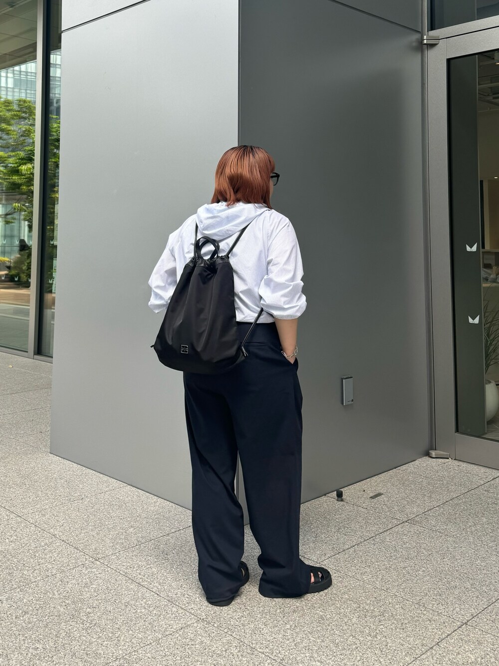 ブラック系のバックパック/リュックを着用したレディースの夏コーディネートの3枚目の写真