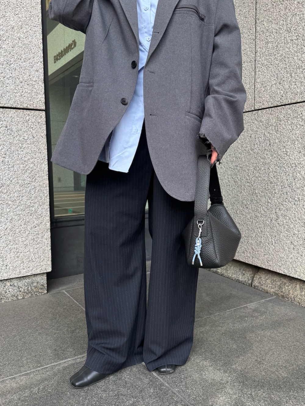 ブラック系のトートバッグを着用したレディースの冬コーディネートの4枚目の写真