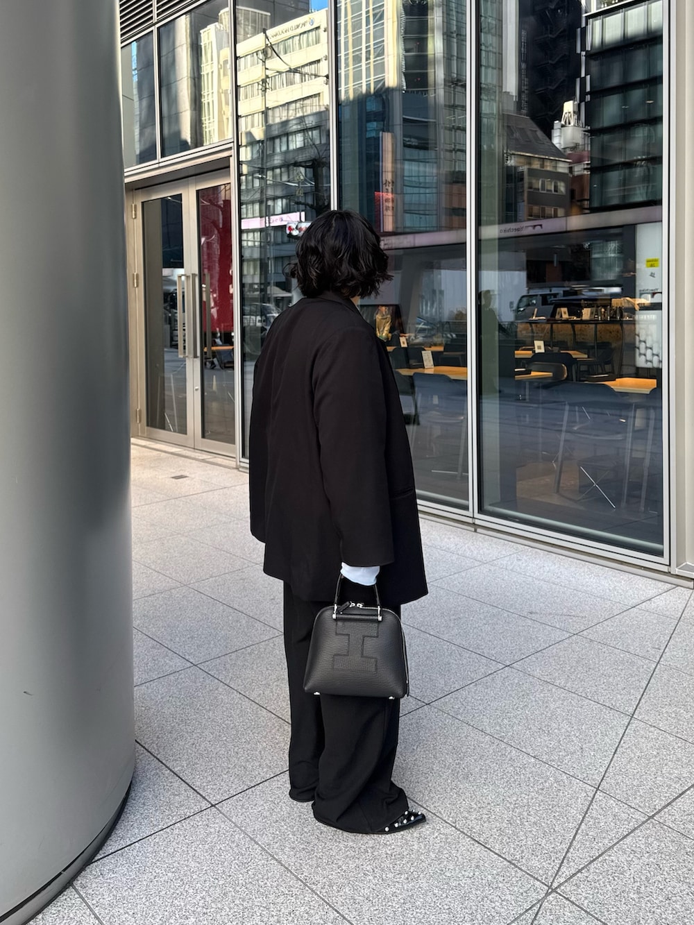 ブラック系のボストンバッグを着用したレディースの春コーディネートの2枚目の写真