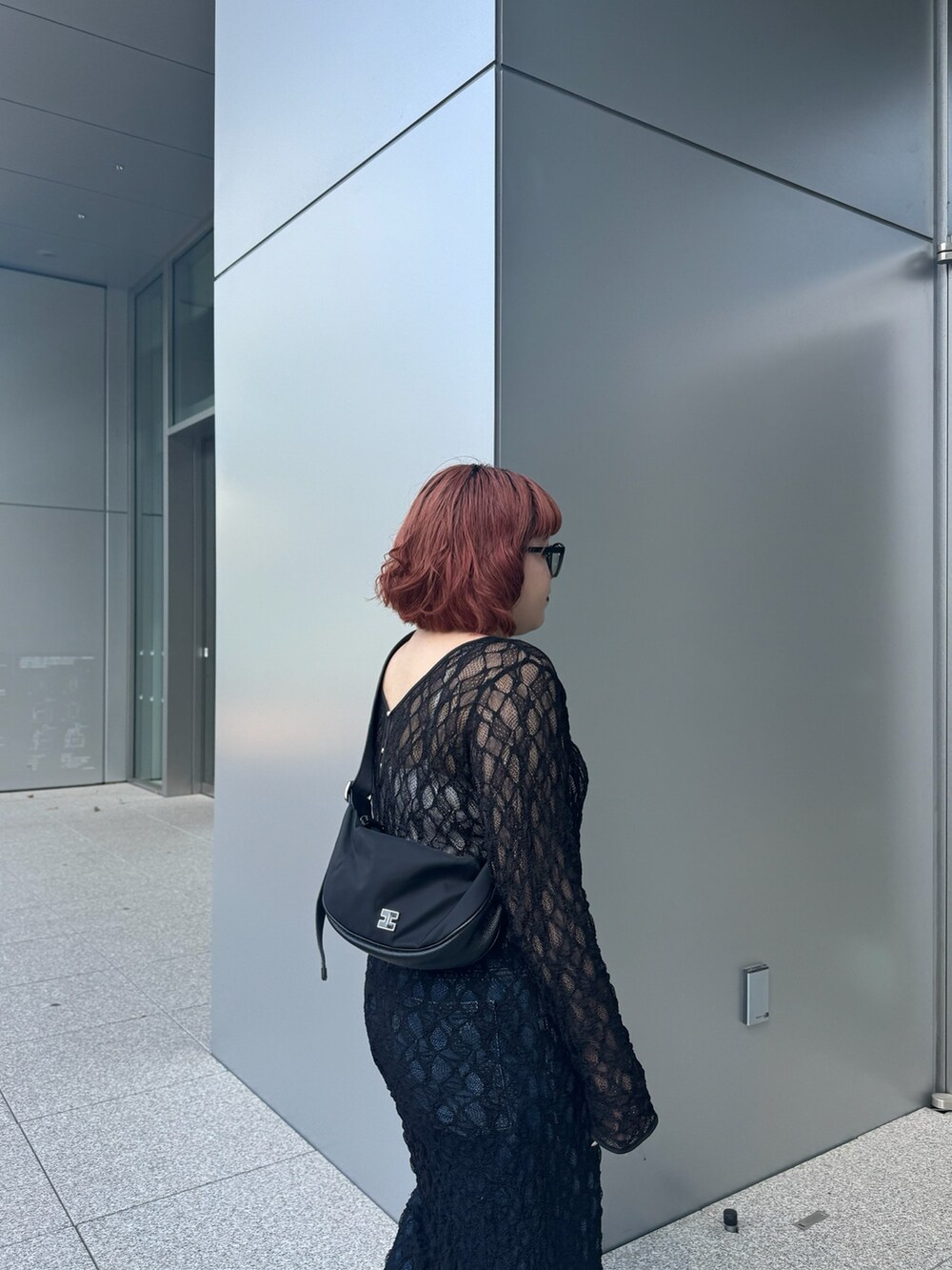 ブラック系のショルダーバッグを着用したレディースの夏コーディネートの2枚目の写真