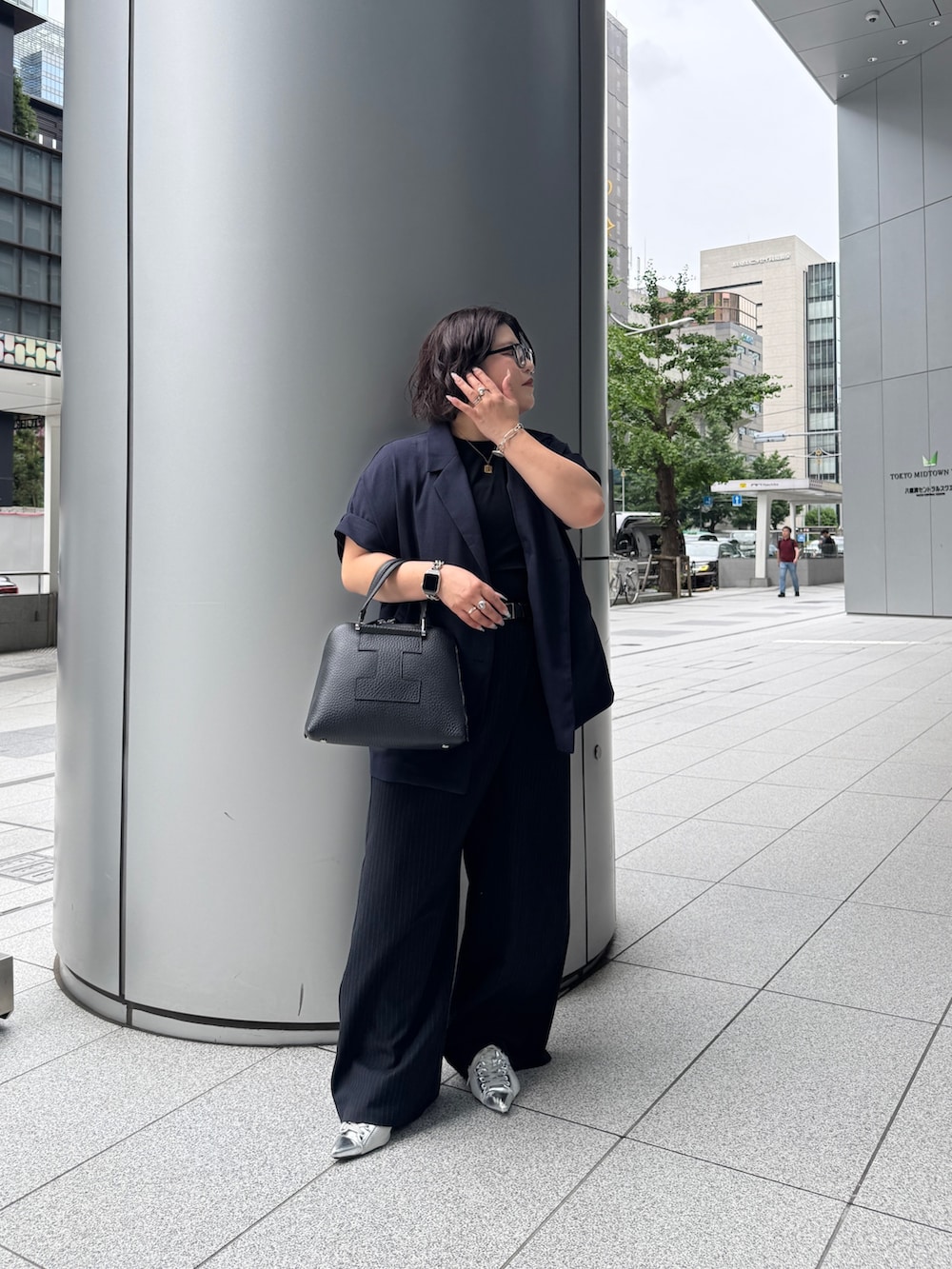 ブラック系のボストンバッグを着用したレディースの夏コーディネートの2枚目の写真