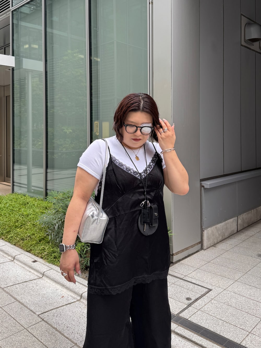 シルバー系のショルダーバッグを着用したレディースの夏コーディネートの3枚目の写真