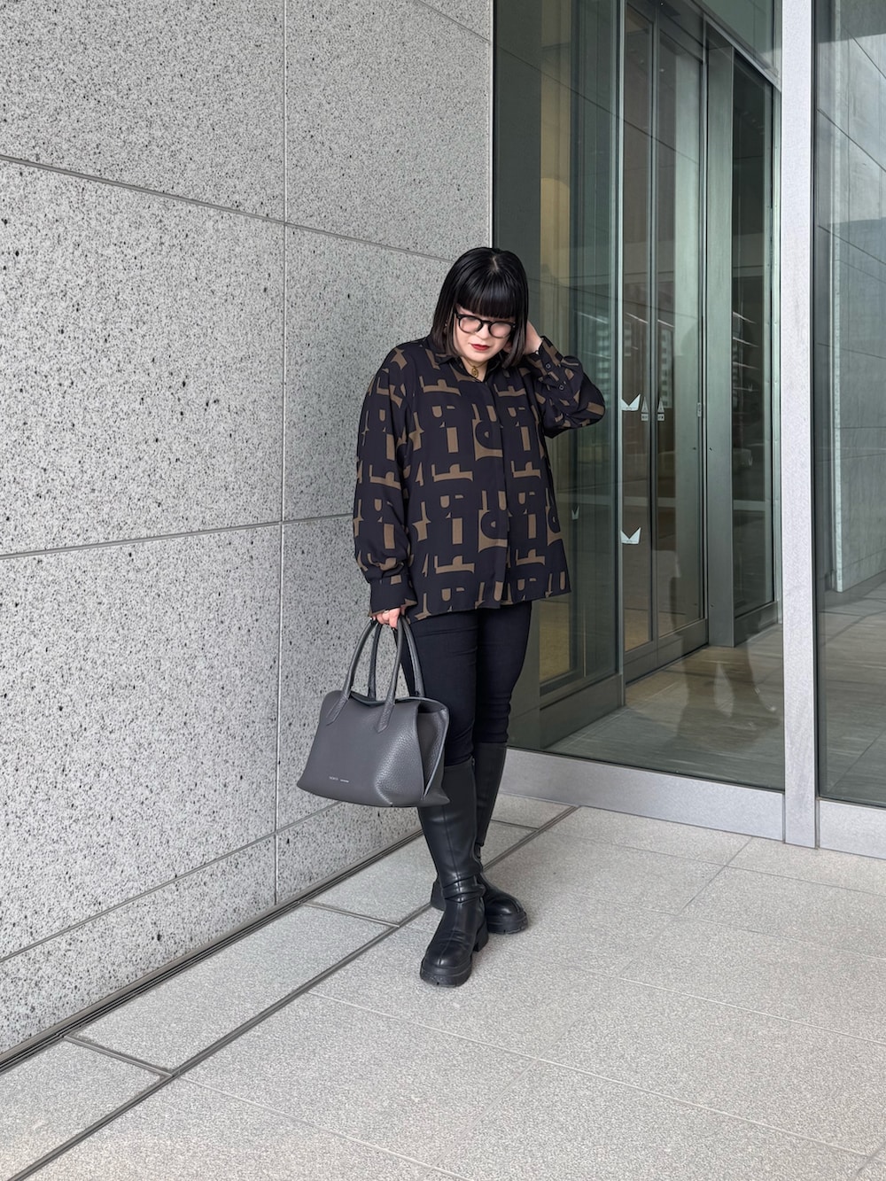 グレー系のトートバッグを着用したレディースの秋コーディネートの4枚目の写真