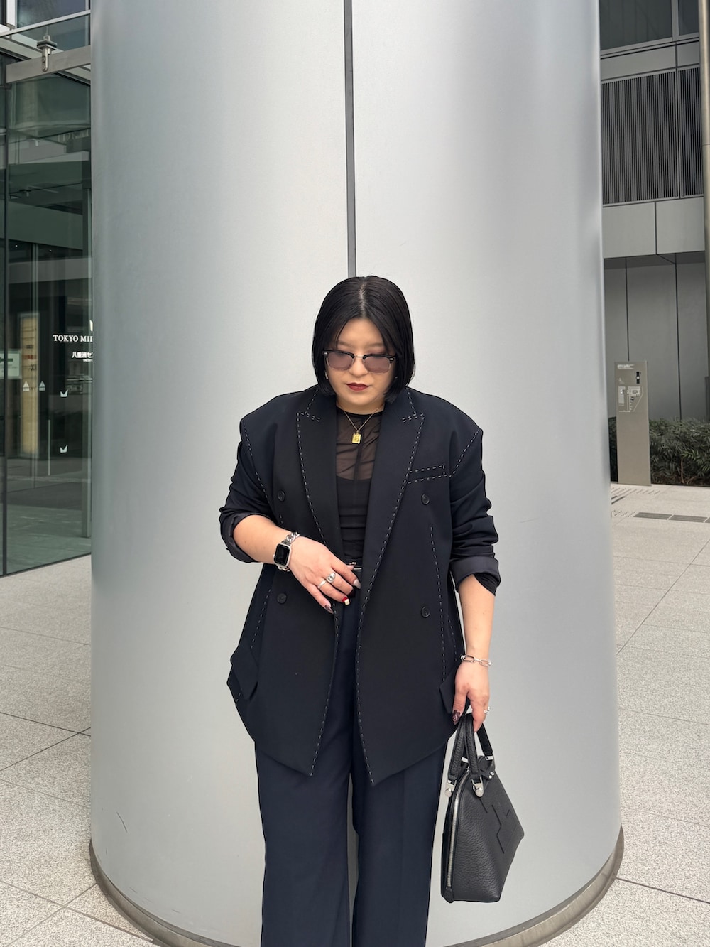 ブラック系のボストンバッグを着用したレディースの冬コーディネートの3枚目の写真