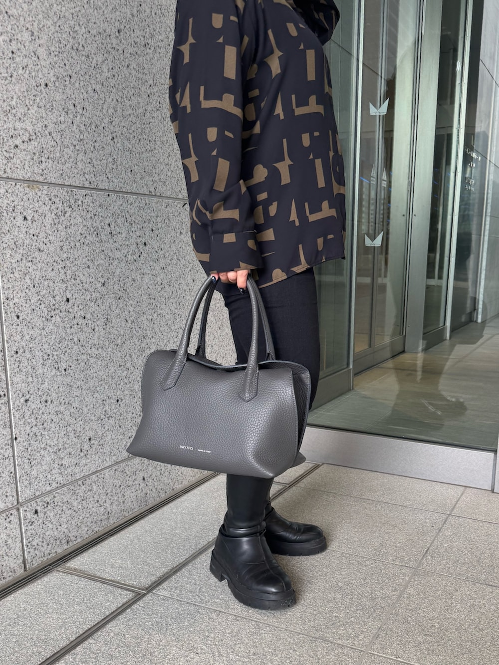 グレー系のトートバッグを着用したレディースの秋コーディネートの5枚目の写真