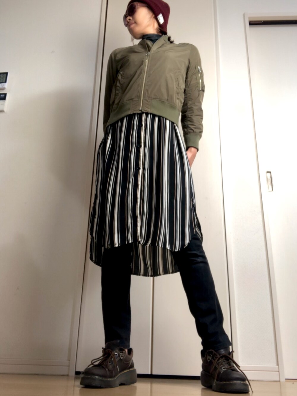「カジュアル、タートルネック、大人カジュアル、大人コーデ、パンツスタイル、秋コーデ、オトナ女子」｜「earth music&ecologyのアイテム（ミリタリージャケット、グリーン系）」を使った、杏15号さん（レディース・166cm）の秋コーディネートの3枚目の写真