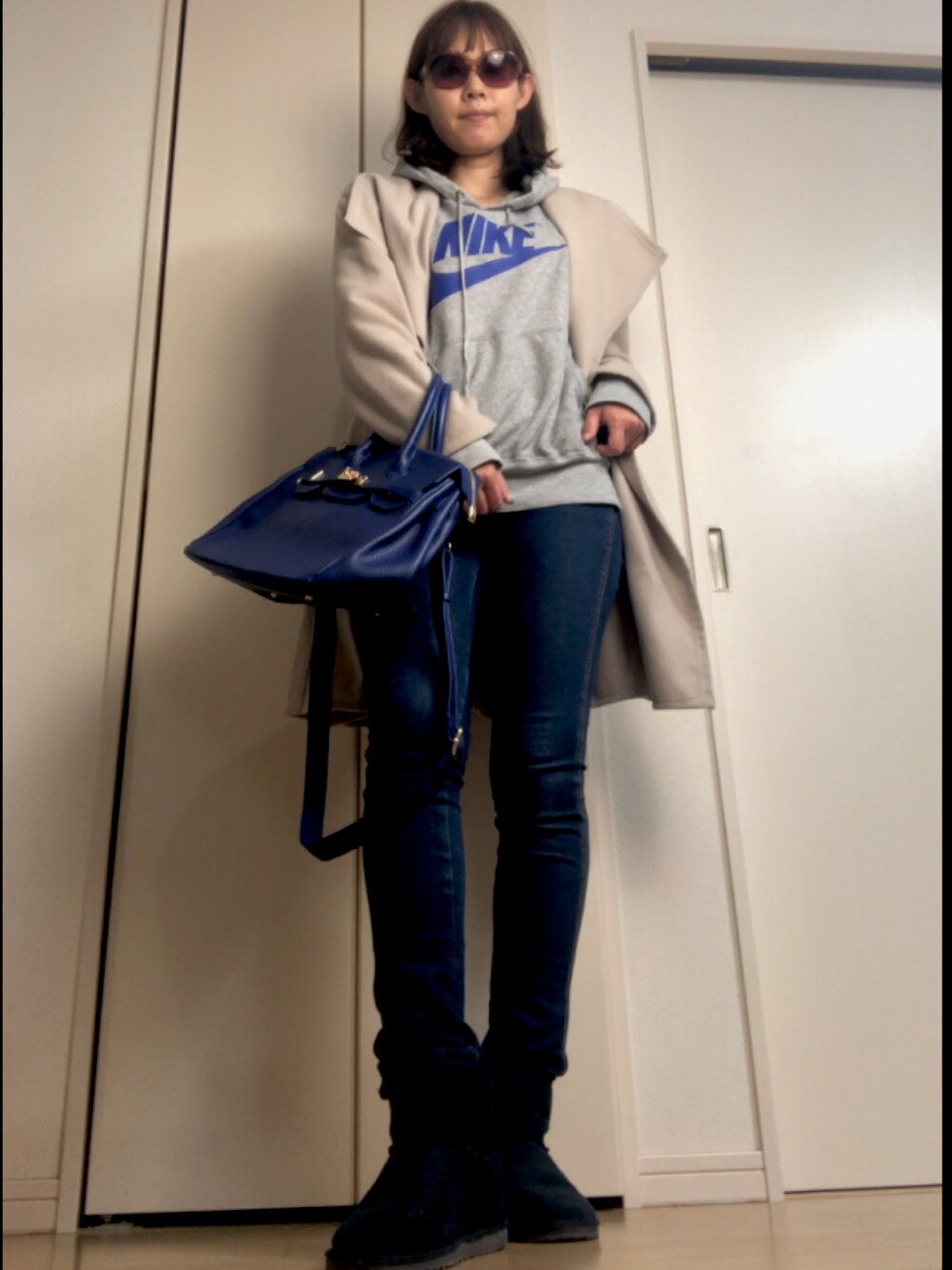 「スウェット、ショートブーツ、ノーカラーコート、デニムパンツ、古着MIX、休日コーデ、大人女子、シンプルコーデ、カジュアルコーデ、パンツコーデ、デニムコーデ、ゆるコーデ、今日のコーデ、オトナカジュアル、秋冬コーデ」｜「NIKEのアイテム（スウェット、グレー系）」を使った、杏15号さん（レディース・166cm）の秋コーディネートの4枚目の写真