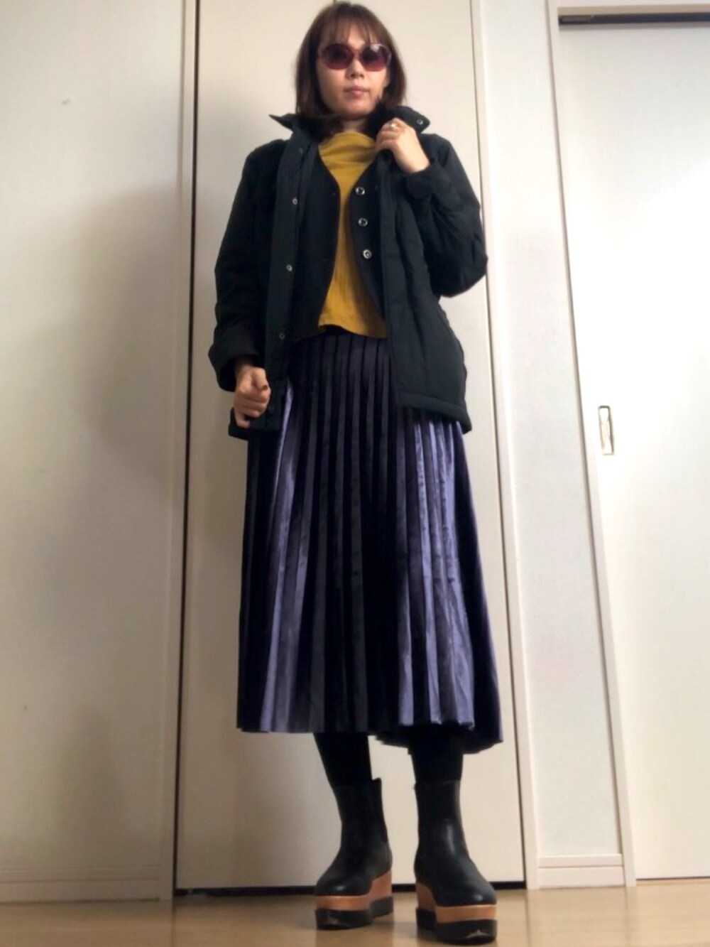 「カジュアル、シンプル、黒、大人カジュアル、ユニクロ、休日スタイル、きれいめカジュアル、リラックススタイル、ロングワンピース、プチプラコーデ、大人ガーリー、今日のコーデ、休閒、秋コーデ」｜「GRLのベロアプリーツロングスカート（スカート、パープル系）」を使った、杏15号さん（レディース・166cm）の秋コーディネートの4枚目の写真