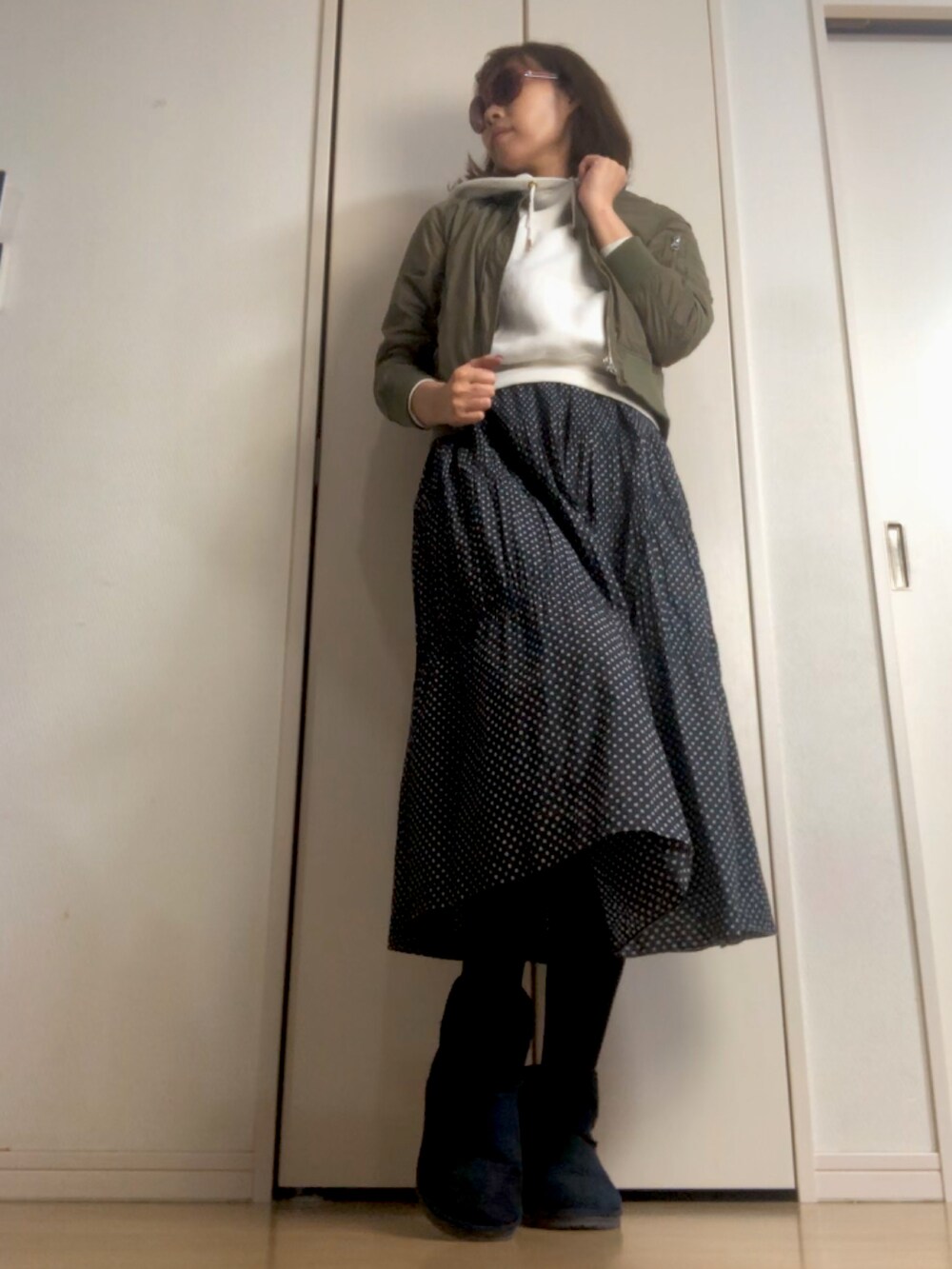 「カジュアルコーデ、オトナカジュアル、秋冬コーデ、シンプルコーデ、大人女子、今日のコーデ、休日コーデ、アウター、通勤コーデ、ショートブーツ」｜「GUのアイテム（スウェット、ホワイト系）」を使った、杏15号さん（レディース・166cm）の秋コーディネートの2枚目の写真