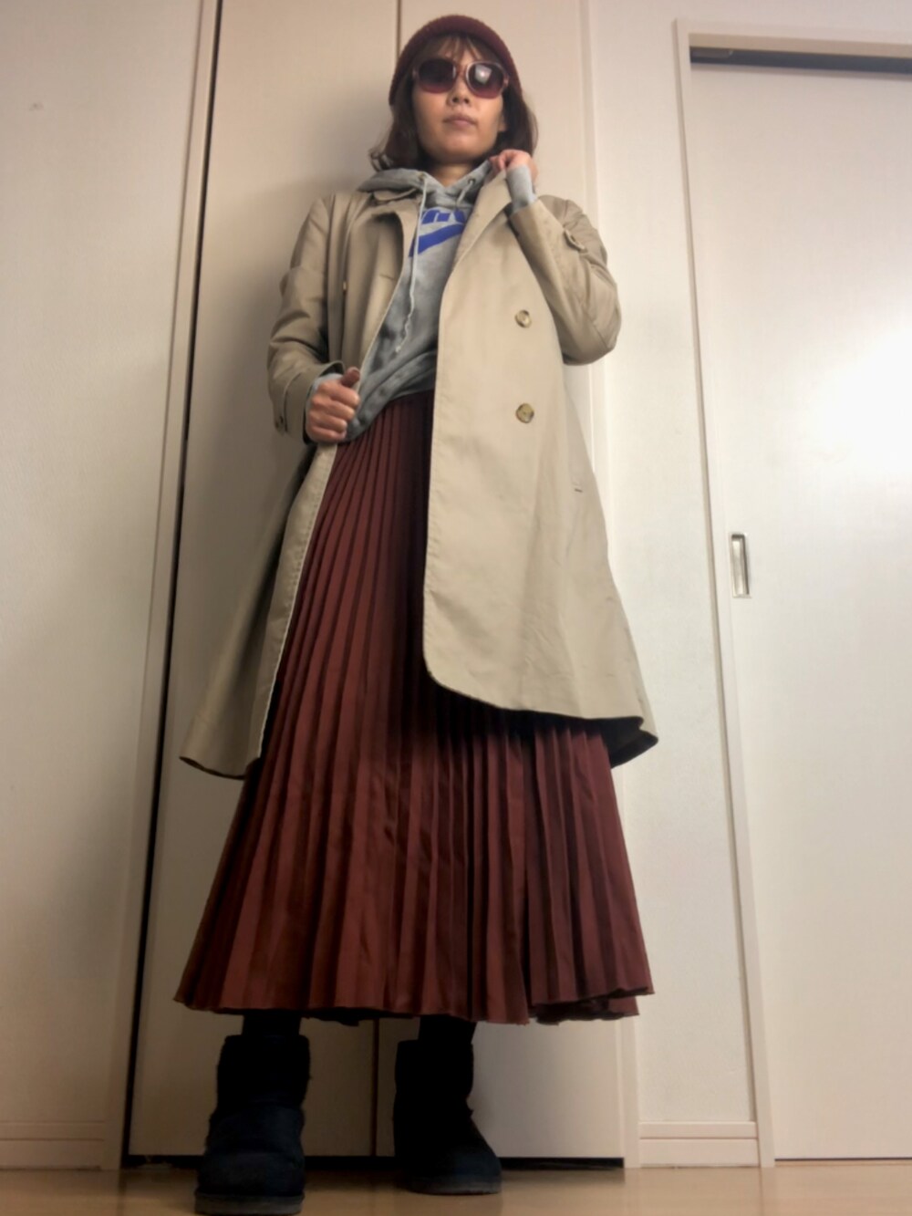 「スウェット、アウター、ショートブーツ、メンズライク、古着MIX、休日コーデ、大人女子、シンプルコーデ、カジュアルコーデ、ゆるコーデ、ブラウンコーデ、オトナカジュアル、秋冬コーデ」｜「NICE CLAUPのアイテム（スカート、オレンジ系）」を使った、杏15号さん（レディース・166cm）の秋コーディネートの3枚目の写真