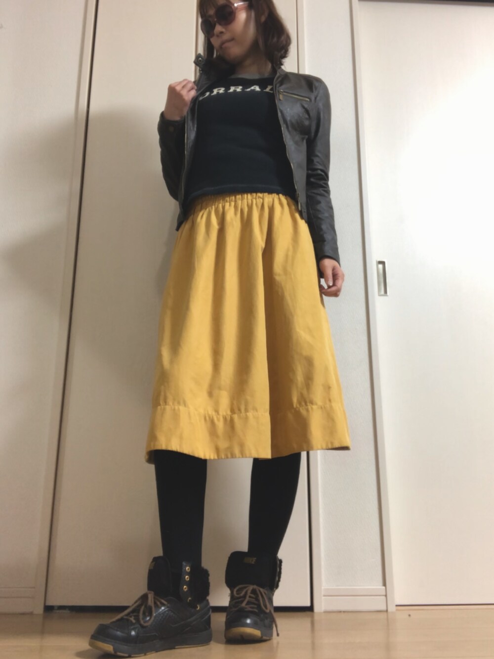 「大人カジュアル、秋コーデ、大人コーデ、きれいめカジュアル、スニーカー、スカート」｜「GLAZOSのアイテム（Tシャツ/カットソー、ブラック系）」を使った、杏15号さん（レディース・166cm）の秋コーディネートの2枚目の写真
