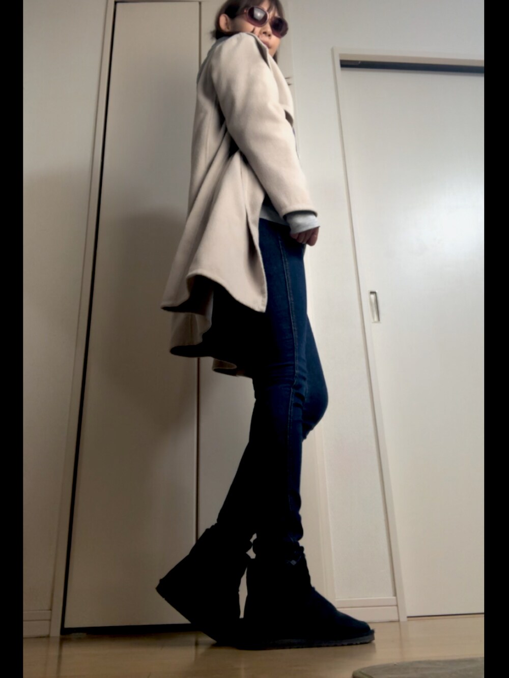 「スウェット、ショートブーツ、ノーカラーコート、デニムパンツ、古着MIX、休日コーデ、大人女子、シンプルコーデ、カジュアルコーデ、パンツコーデ、デニムコーデ、ゆるコーデ、今日のコーデ、オトナカジュアル、秋冬コーデ」｜「NIKEのアイテム（スウェット、グレー系）」を使った、杏15号さん（レディース・166cm）の秋コーディネートの3枚目の写真