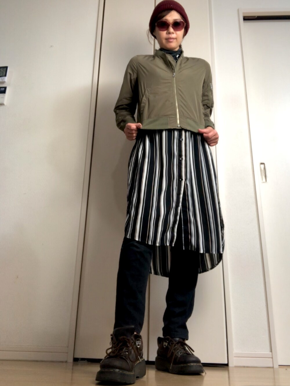 「カジュアル、タートルネック、大人カジュアル、大人コーデ、パンツスタイル、秋コーデ、オトナ女子」｜「earth music&ecologyのアイテム（ミリタリージャケット、グリーン系）」を使った、杏15号さん（レディース・166cm）の秋コーディネートの2枚目の写真