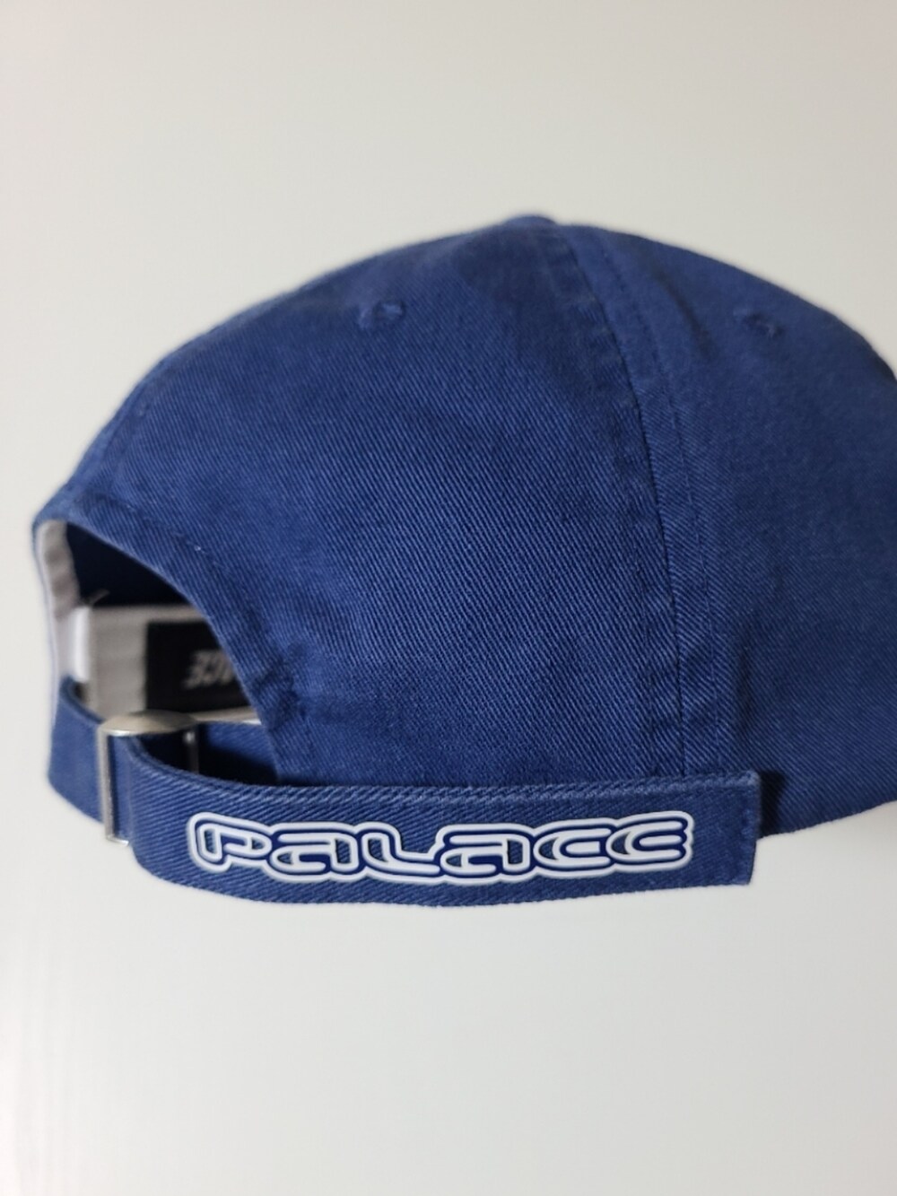 ブルー系のテーラードジャケット、ブルー系のデニムパンツ、ブラウン系のブーツを着用したメンズの冬コーディネートの3枚目の写真