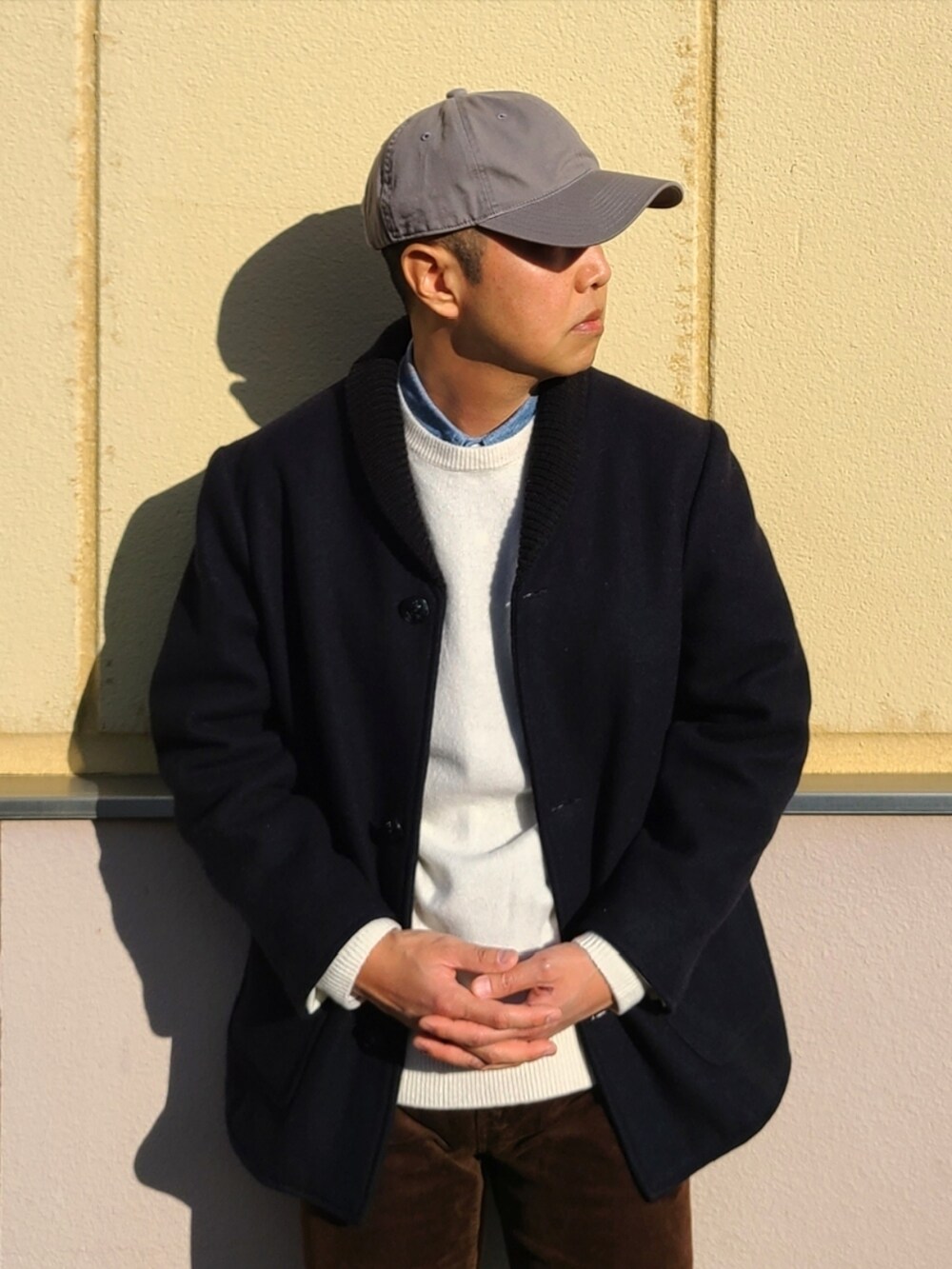 ブラウン系のその他パンツ、ベージュ系のブーツ、ブルー系のその他アウターを着用したメンズの冬コーディネートの2枚目の写真