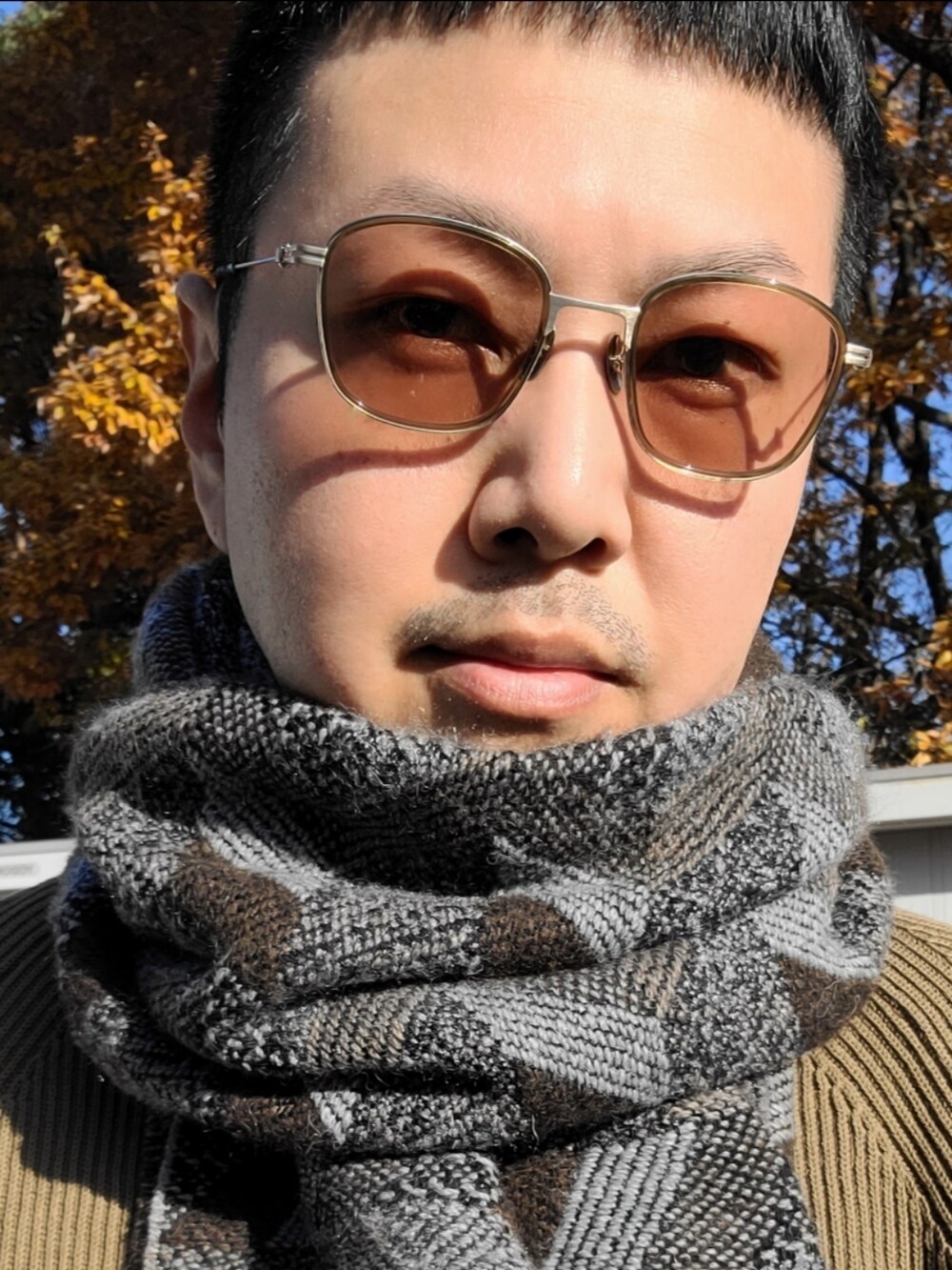 ベージュ系のニット/セーター、ブラウン系のその他パンツ、ベージュ系のブーツを着用したメンズの冬コーディネートの2枚目の写真