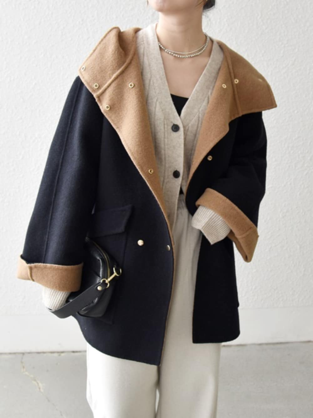 ベージュ系のその他パンツ、ベージュ系のカーディガン/ボレロ、ブラック系のその他アウターを着用したレディースの秋コーディネートの2枚目の写真