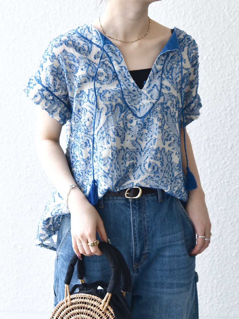 「サンダル、夏コーデ、SHIPS、パンツコーデ、ootd、休日スタイル、シップスエニィ、ブラウス、コクーンパンツ、かごバッグ」｜「SHIPS anyのSHIPS any: クロス ストラップ サンダル（サンダル、イエロー系）」を使った、藤原さん（骨格ウェーブ・レディース・162cm）の夏コーディネートの2枚目の写真
