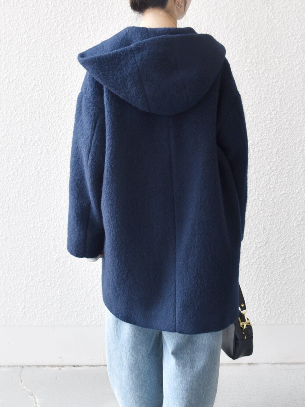 ブルー系のデニムパンツ、グレー系のスウェット、ブルー系のその他アウターを着用したレディースの秋コーディネートの4枚目の写真