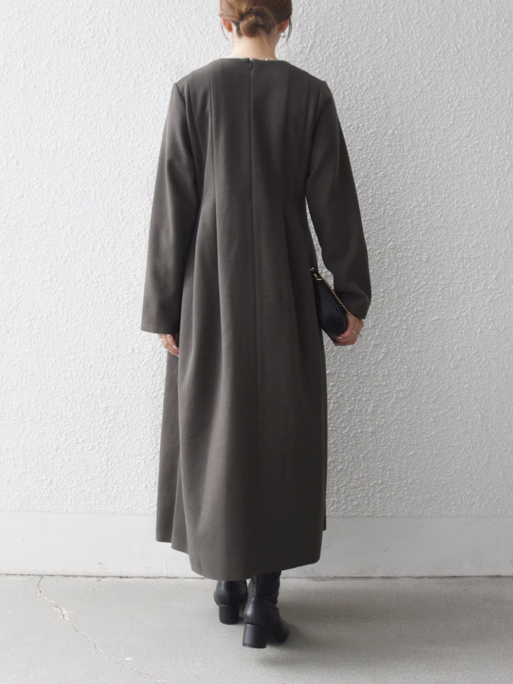 グリーン系のワンピースを着用したレディースの秋コーディネートの3枚目の写真