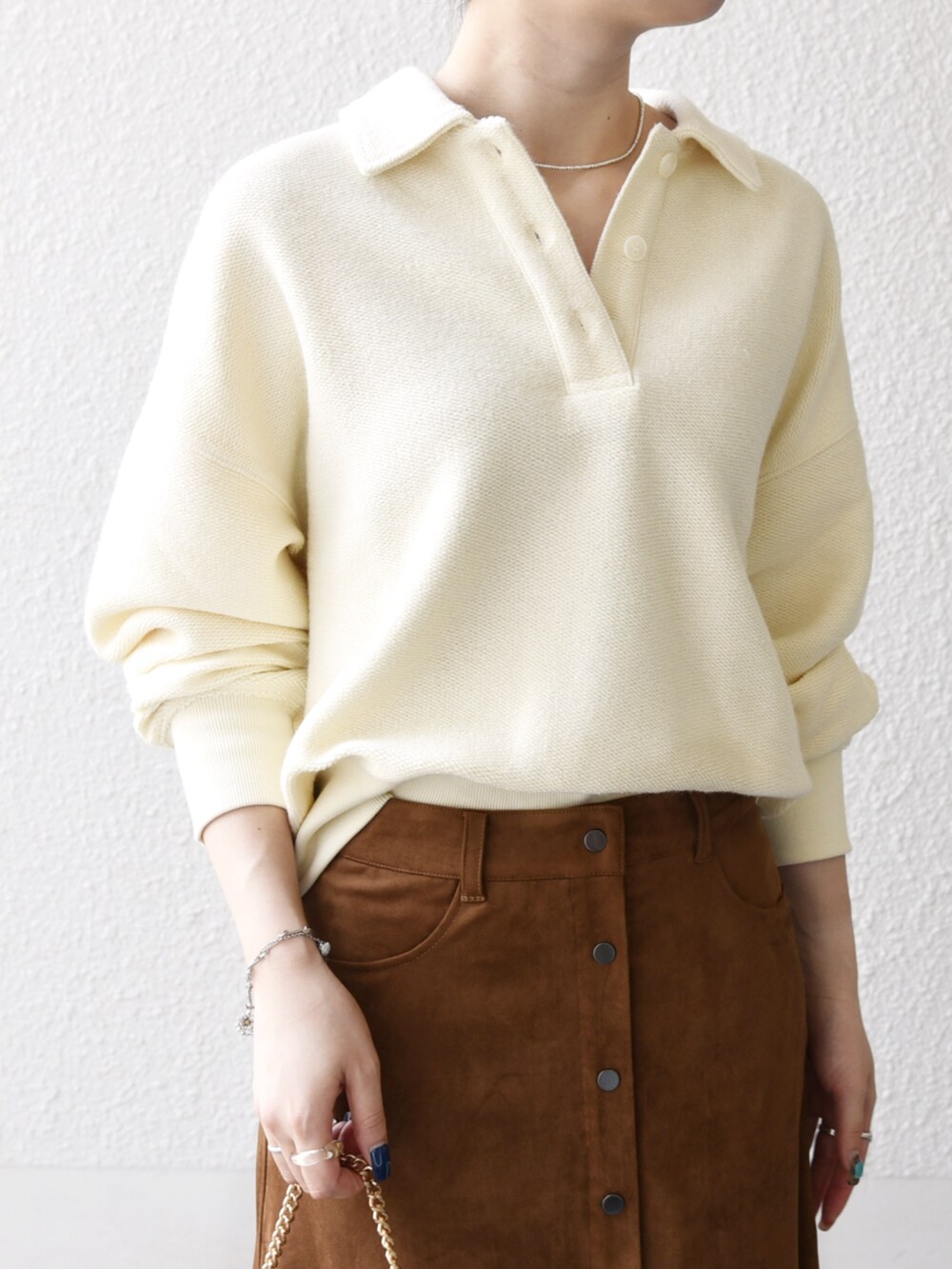 イエロー系のスカート、ホワイト系のTシャツ/カットソーを着用したレディースの秋コーディネートの3枚目の写真