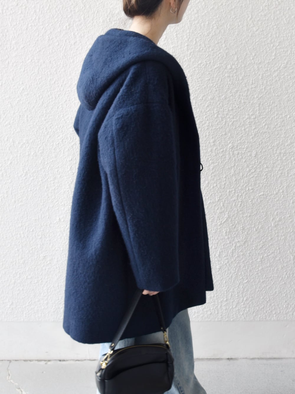 ブルー系のデニムパンツ、グレー系のスウェット、ブルー系のその他アウターを着用したレディースの秋コーディネートの3枚目の写真