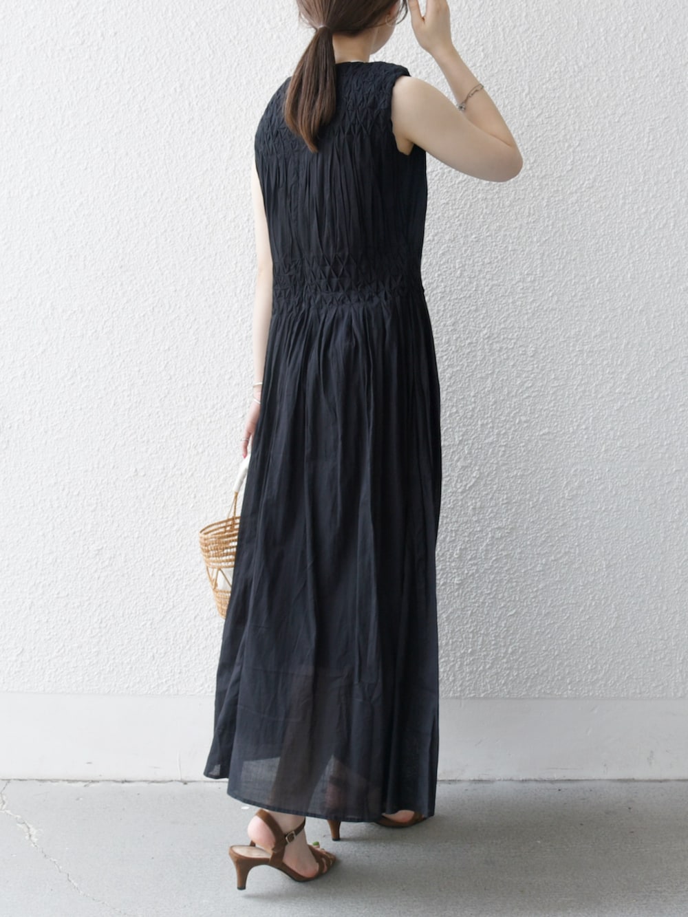 「ブラックコーデ、夏コーデ、SHIPS、夏服コーデ、大人コーデ、夏ファッション、ワンピース、ワンピーススタイル、シップスエニィ、シップス、SHIPS any、サンダル」|「SHIPS anyのTARANGO: ラウンド カゴ バッグ(かごバッグ、ホワイト系)」を使った、藤原さん(骨格ウェーブ・レディース・162cm)の夏コーディネートの2枚目の写真