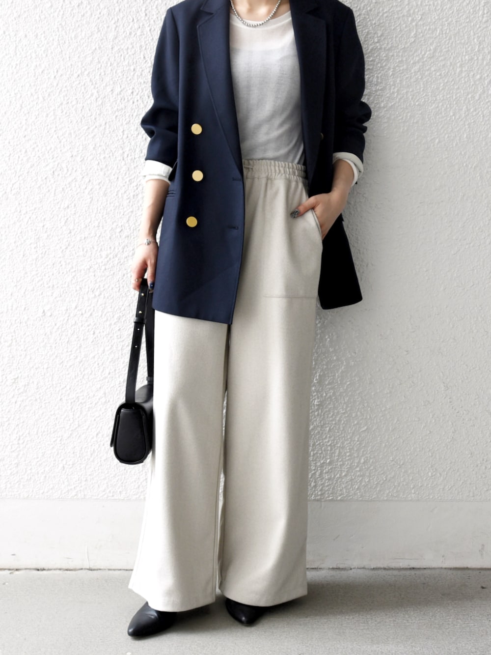 ベージュ系のその他パンツ、ホワイト系のTシャツ/カットソー、ブルー系のテーラードジャケットを着用したレディースの秋コーディネートの2枚目の写真