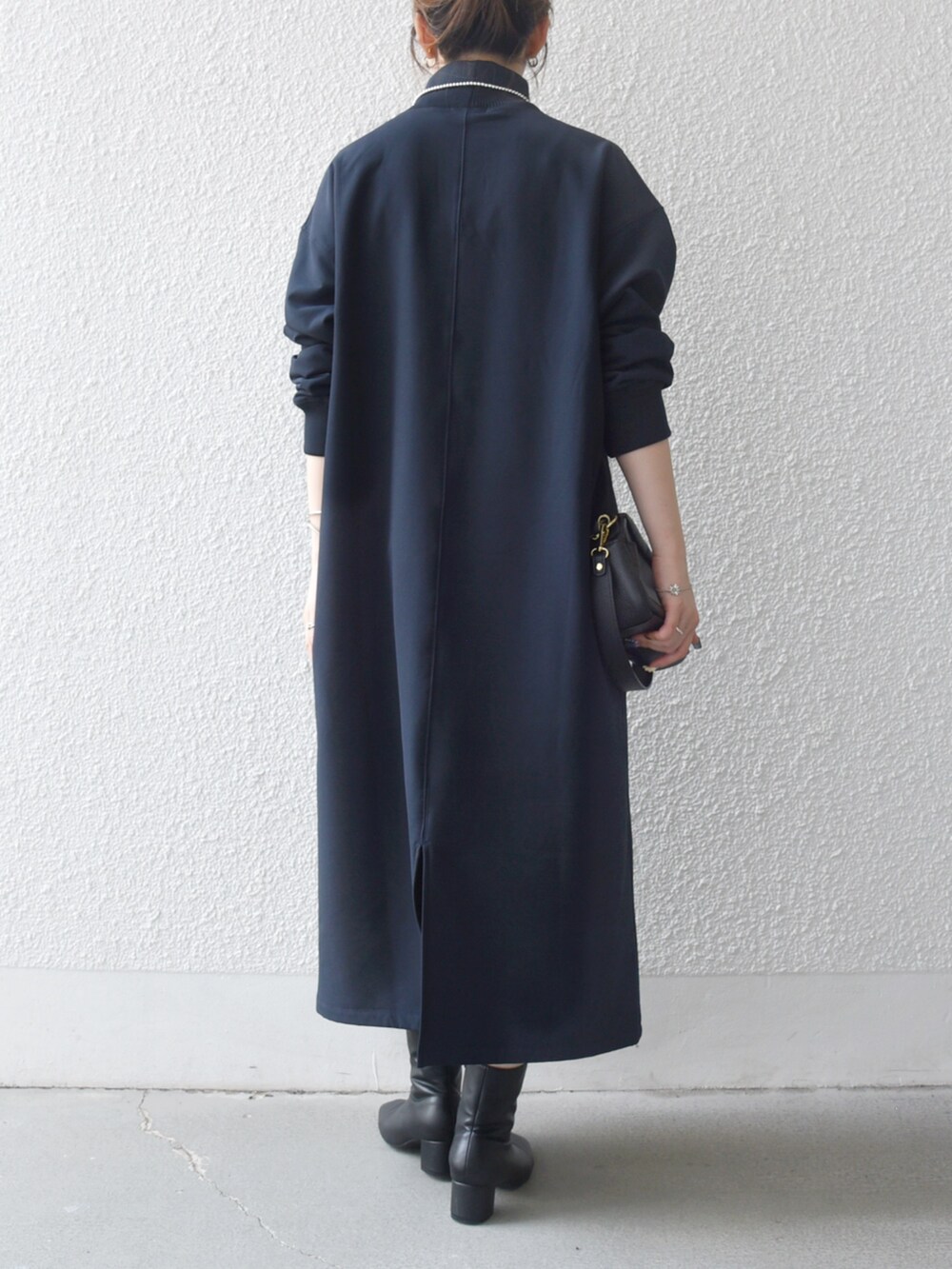 ブルー系のワンピースを着用したレディースの秋コーディネートの3枚目の写真