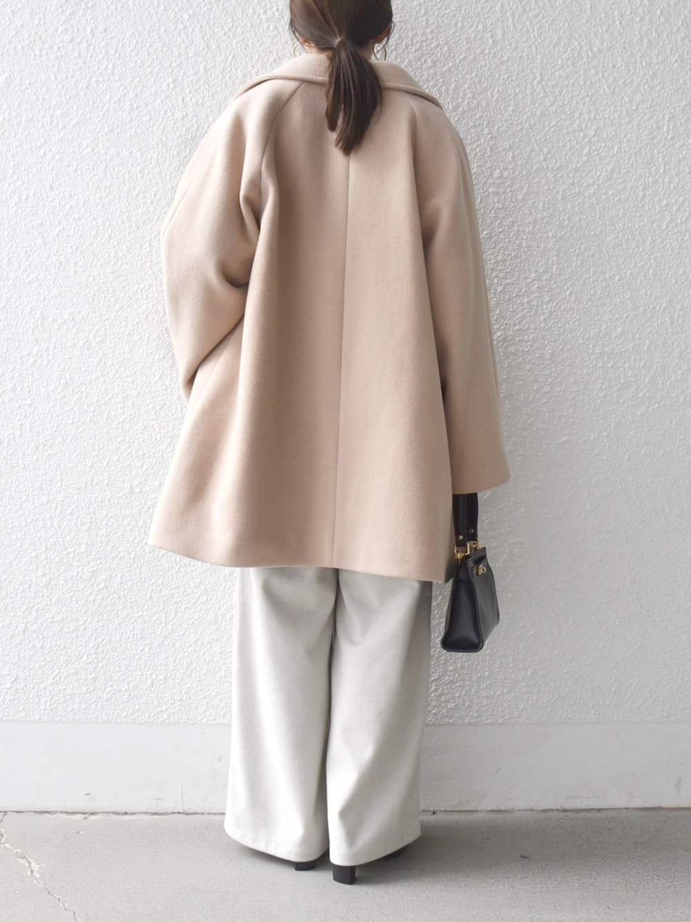 ベージュ系のその他パンツ、ベージュ系のカーディガン/ボレロ、ベージュ系のその他アウターを着用したレディースの秋コーディネートの2枚目の写真