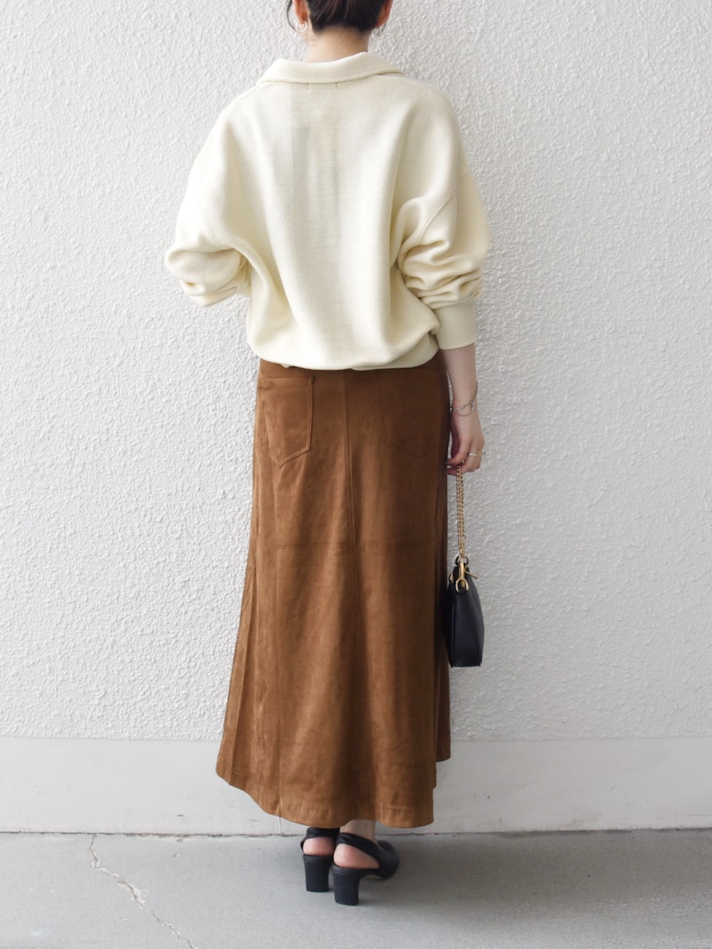 イエロー系のスカート、ホワイト系のTシャツ/カットソーを着用したレディースの秋コーディネートの2枚目の写真