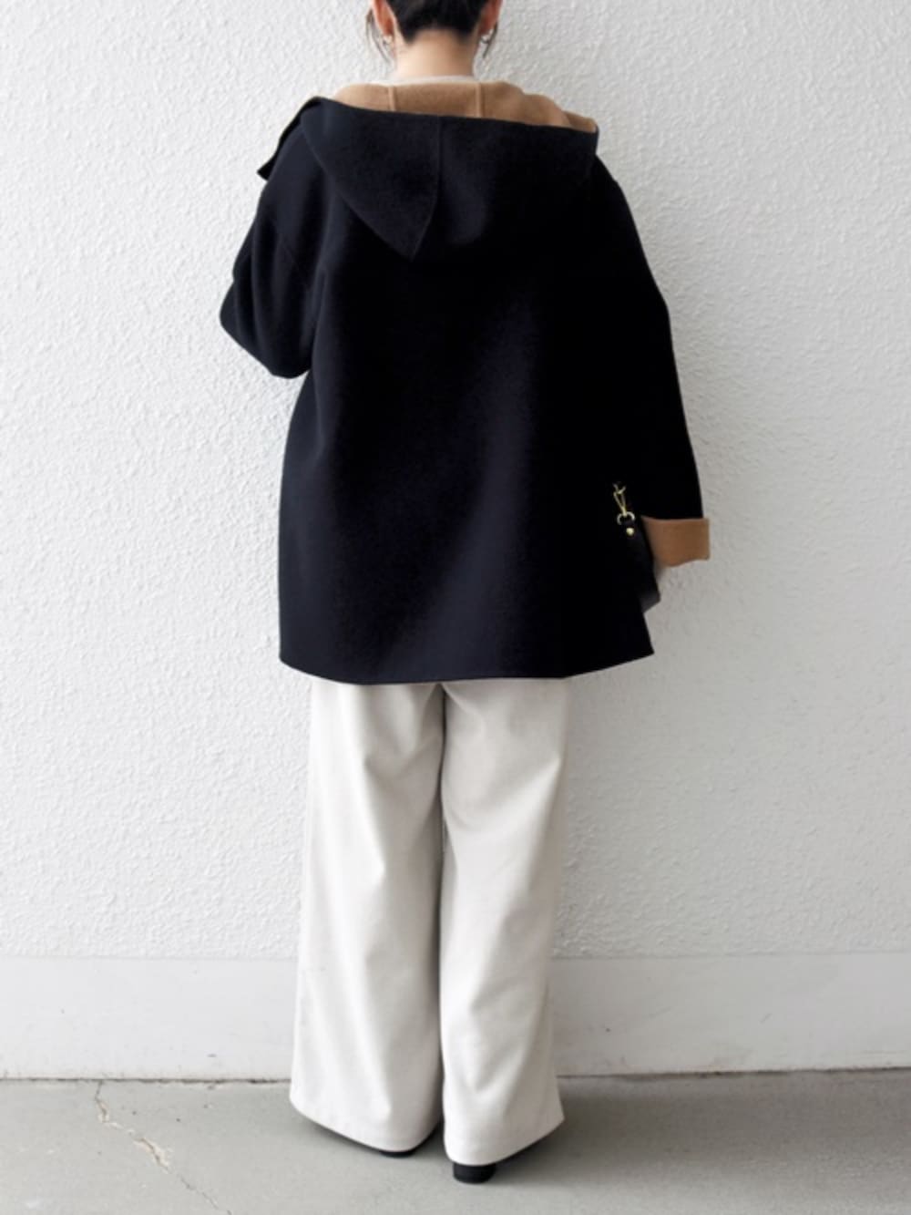 ベージュ系のその他パンツ、ベージュ系のカーディガン/ボレロ、ブラック系のその他アウターを着用したレディースの秋コーディネートの3枚目の写真