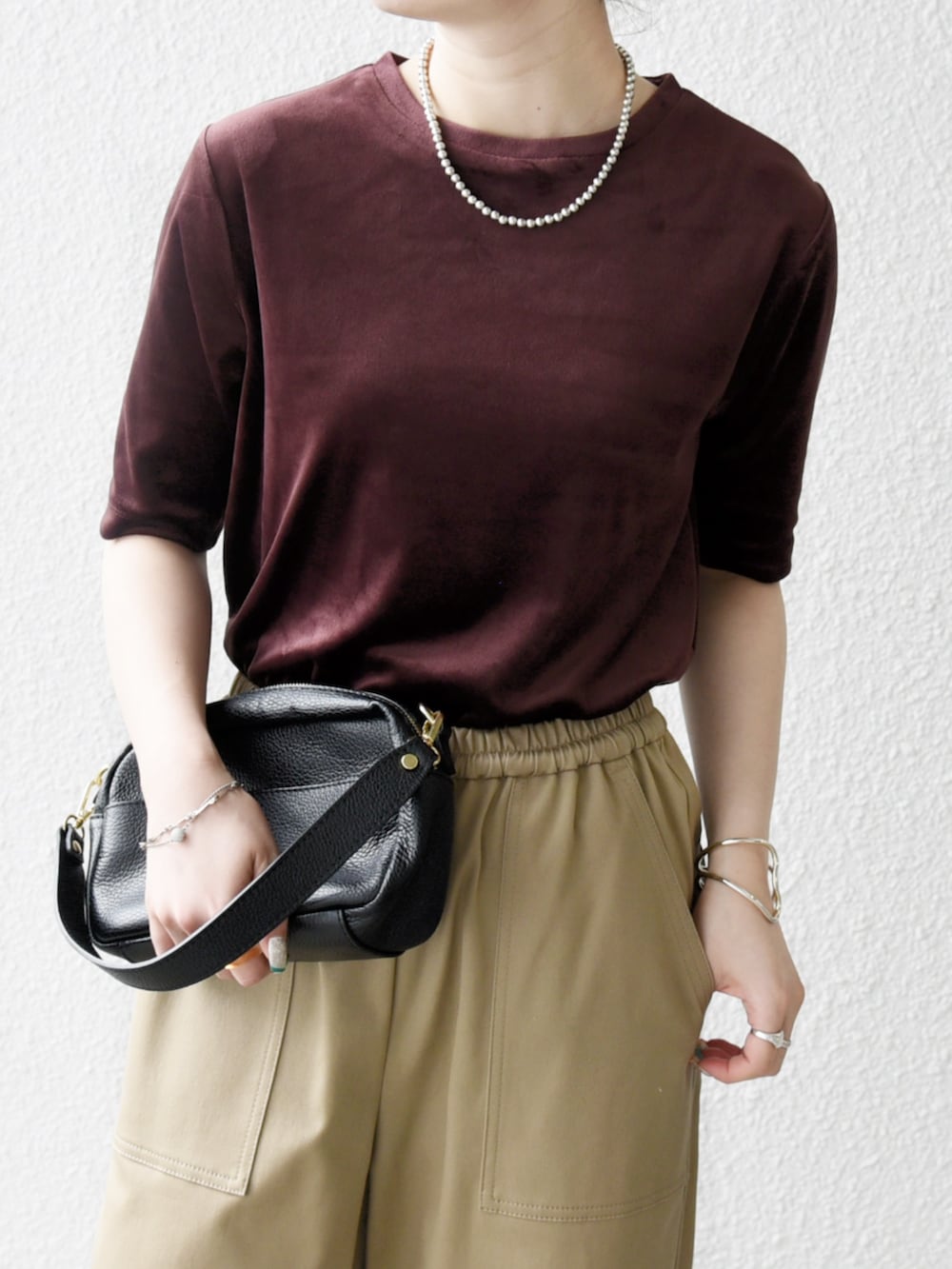 「SHIPS、大人女子、キレイめ、シップスエニィ、シップス、SHIPS any、ベロア、ベロアトップス、TEE、サンダル」｜「SHIPS anyのSHIPS any: クロス ストラップ サンダル（サンダル、ブラック系）」を使った、藤原さん（骨格ウェーブ・レディース・162cm）の夏コーディネートの2枚目の写真