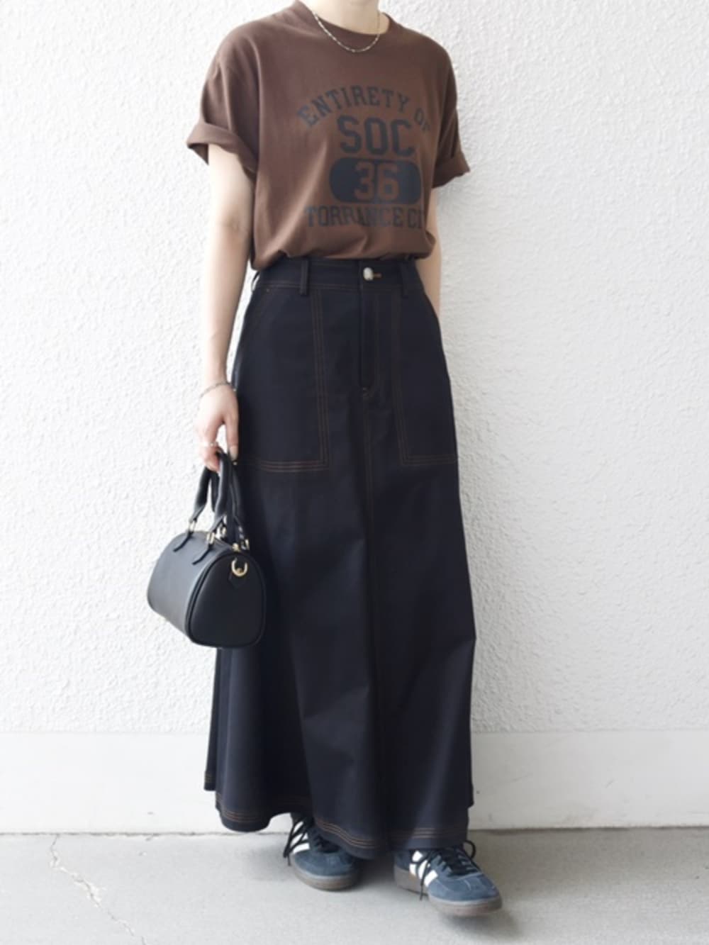 「きれいめカジュアル、シンプルコーデ、ロゴT、夏コーデ、夏ファッション、夏服、半袖、シップスエニィ、SHIPS any、骨格ウェーブ、イエベ春」｜「VELETTOのVELETTO: 2WAY ショルダー ボストン バッグ（ボストンバッグ、ブラック系）」を使った、藤原さん（骨格ウェーブ・レディース・162cm）の夏コーディネートの4枚目の写真