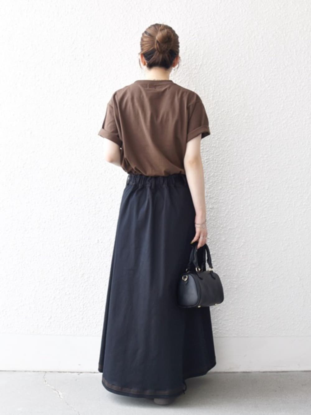 「きれいめカジュアル、シンプルコーデ、ロゴT、夏コーデ、夏ファッション、夏服、半袖、シップスエニィ、SHIPS any、骨格ウェーブ、イエベ春」｜「VELETTOのVELETTO: 2WAY ショルダー ボストン バッグ（ボストンバッグ、ブラック系）」を使った、藤原さん（骨格ウェーブ・レディース・162cm）の夏コーディネートの2枚目の写真