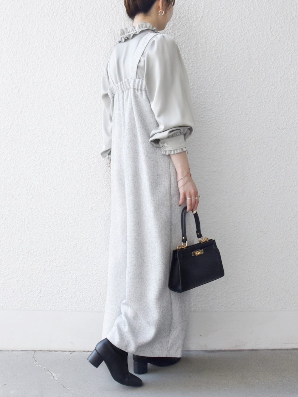 グレー系のシャツ/ブラウス、グレー系のサロペット/オーバーオールを着用したレディースの秋コーディネートの2枚目の写真