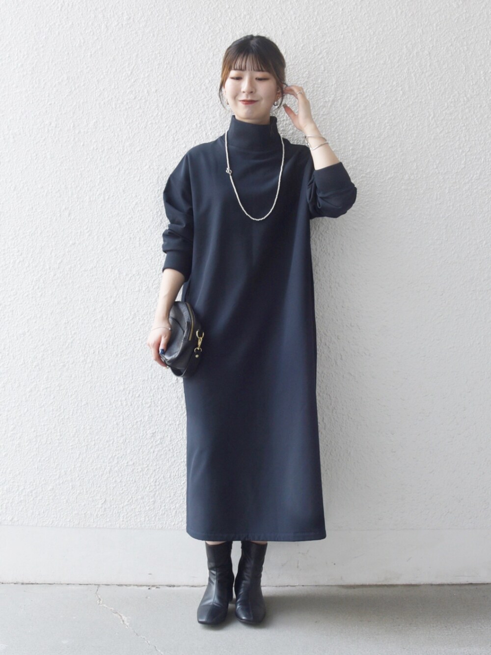ブルー系のワンピースを着用したレディースの秋コーディネートの2枚目の写真