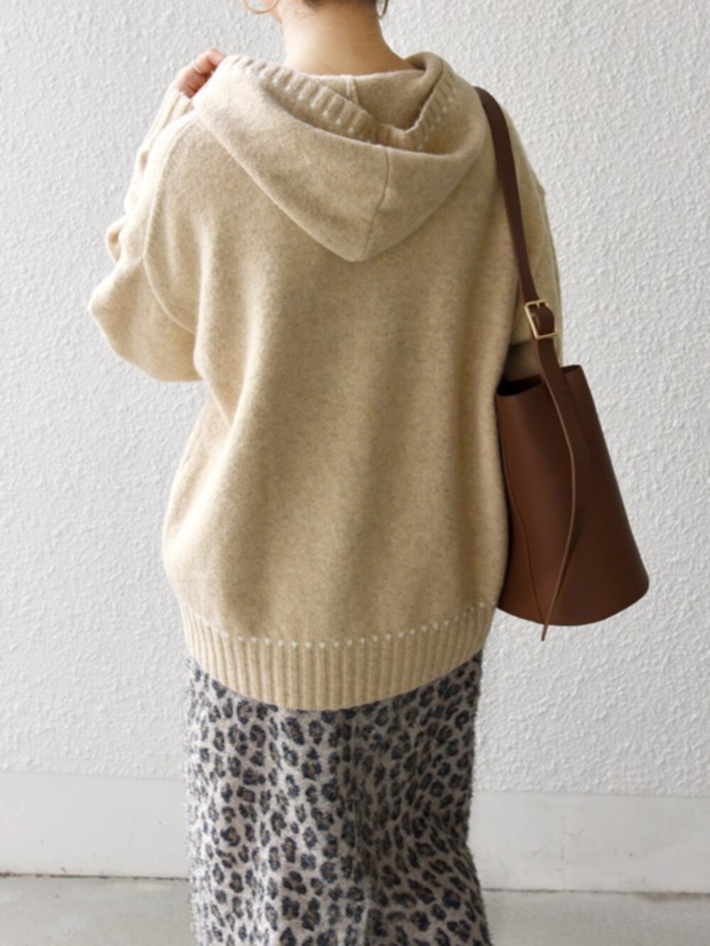 ベージュ系のスカート、ベージュ系のニット/セーターを着用したレディースの秋コーディネートの3枚目の写真