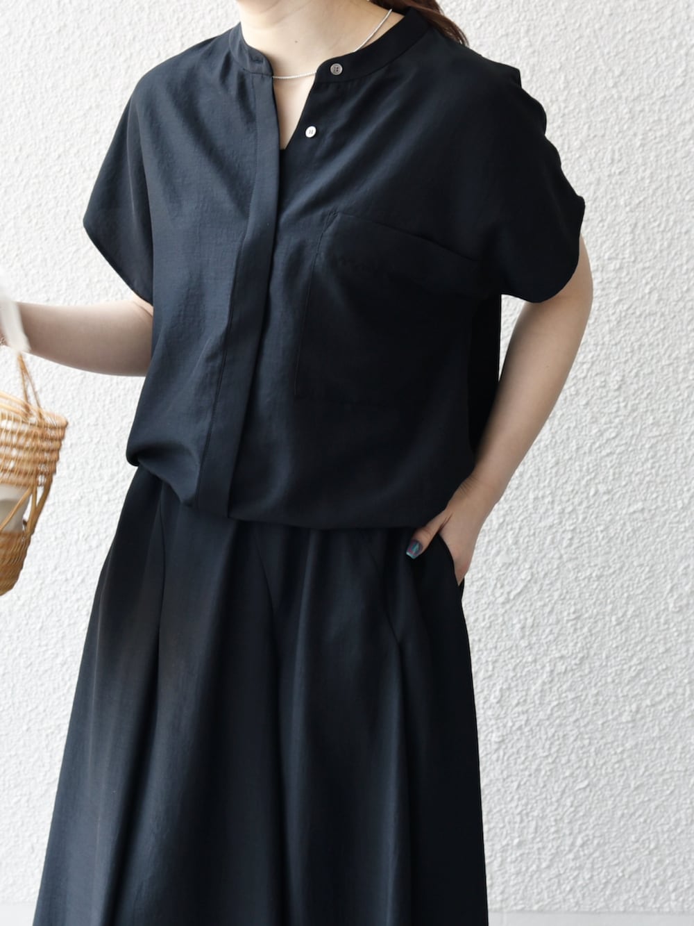 「SHIPS、シップスエニィ、SHIPS any、シャツ、ブラウス、スカート、ロングスカート、サンダル、かごバッグ」｜「SHIPS anyの【SHIPS any別注】eblouna: ベルクロ アッパー カバー サンダル（サンダル、ベージュ系）」を使った、藤原さん（骨格ウェーブ・レディース・162cm）の夏コーディネートの3枚目の写真