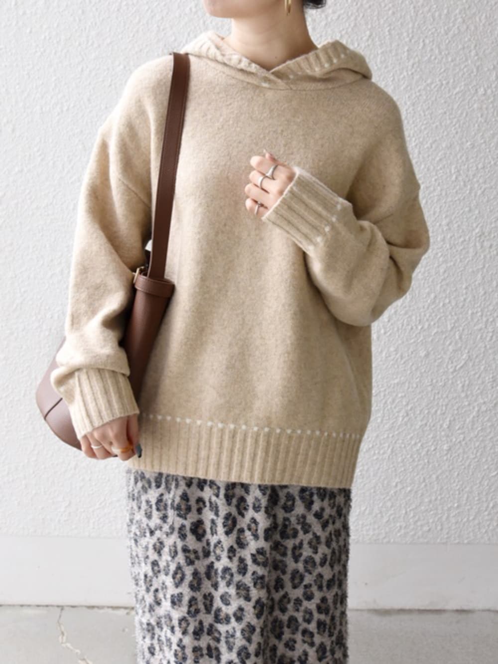 ベージュ系のスカート、ベージュ系のニット/セーターを着用したレディースの秋コーディネートの2枚目の写真