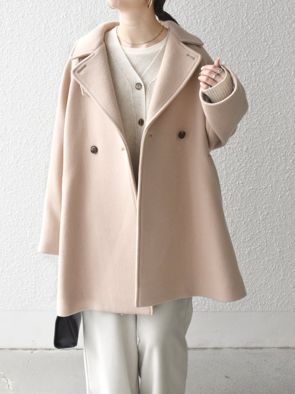 ベージュ系のその他パンツ、ベージュ系のカーディガン/ボレロ、ベージュ系のその他アウターを着用したレディースの秋コーディネートの3枚目の写真