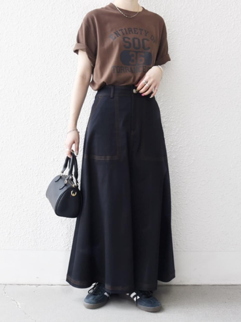 「きれいめカジュアル、シンプルコーデ、ロゴT、夏コーデ、夏ファッション、夏服、半袖、シップスエニィ、SHIPS any、骨格ウェーブ、イエベ春」｜「VELETTOのVELETTO: 2WAY ショルダー ボストン バッグ（ボストンバッグ、ブラック系）」を使った、藤原さん（骨格ウェーブ・レディース・162cm）の夏コーディネートの3枚目の写真