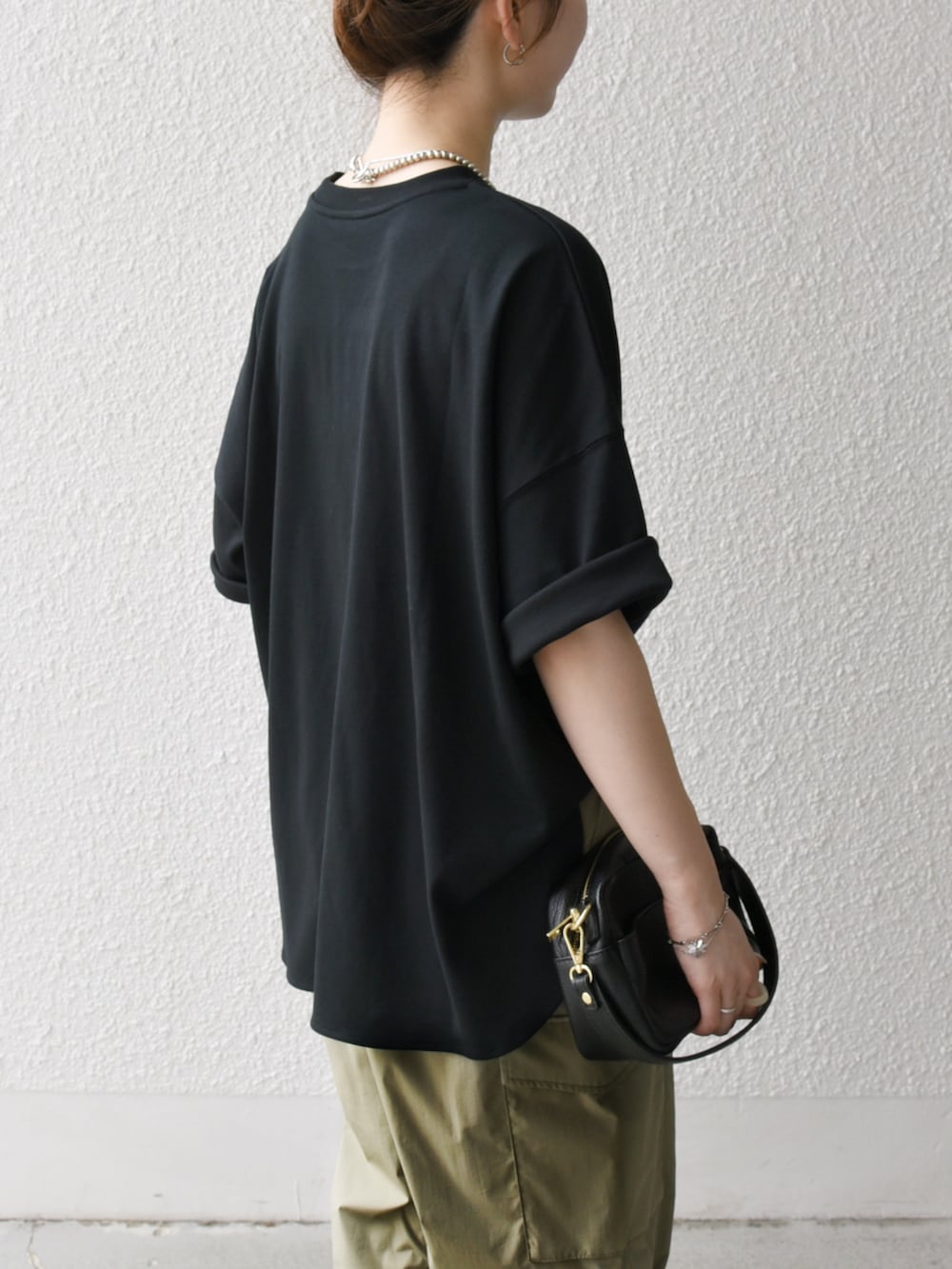 「SHIPS、夏、夏コーデ、Tシャツコーデ、SHIPS any、シップスエニィ、シップス、Tシャツ、接触冷感、洗濯機OK、パンツ、パンツコーデ、カーゴパンツ、サンダル、ヒールサンダル」｜「SHIPS anyのSHIPS any: クロス ストラップ サンダル（サンダル、ブラック系）」を使った、藤原さん（骨格ウェーブ・レディース・162cm）の夏コーディネートの3枚目の写真