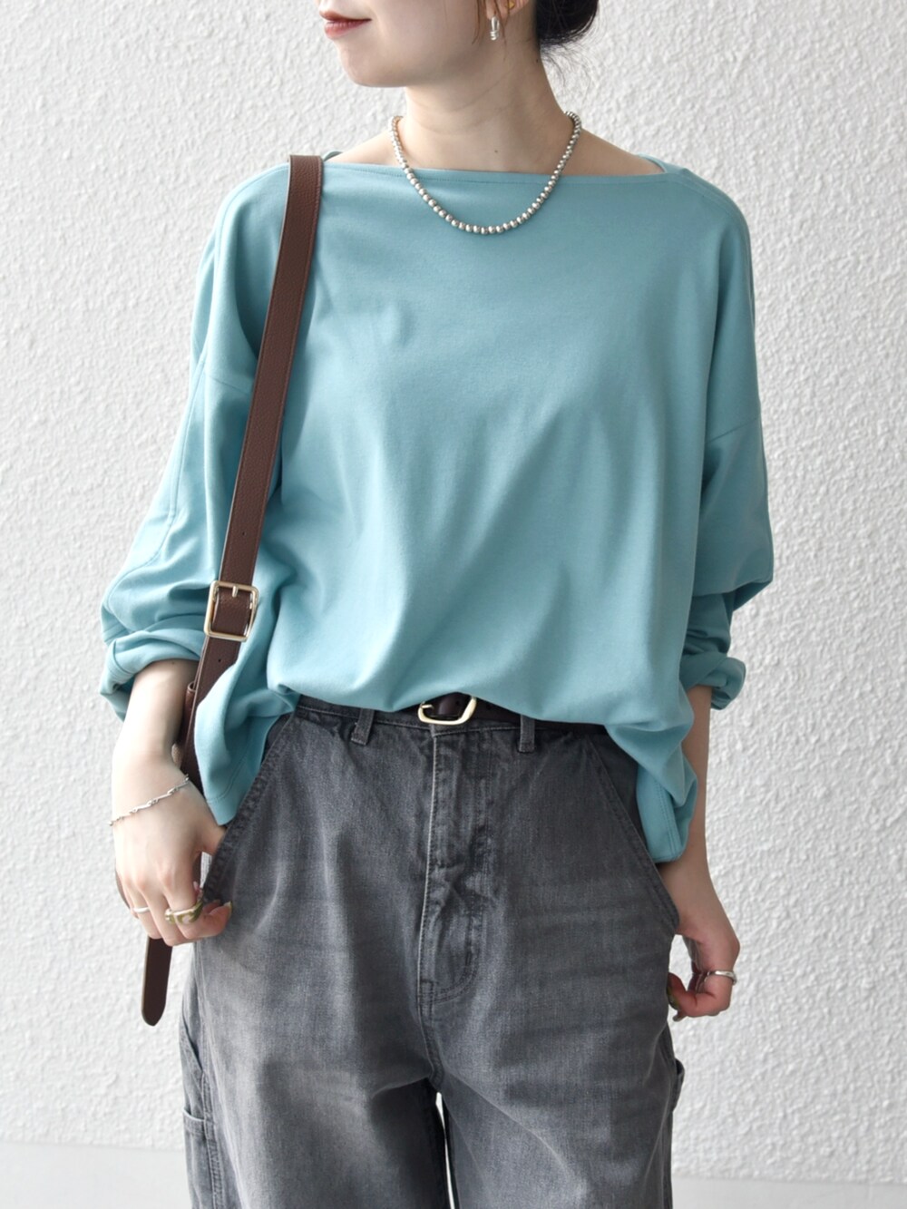 イエロー系のサンダル、ブラウン系のショルダーバッグ、ブルー系のTシャツ/カットソーを着用したレディースの夏コーディネートの2枚目の写真