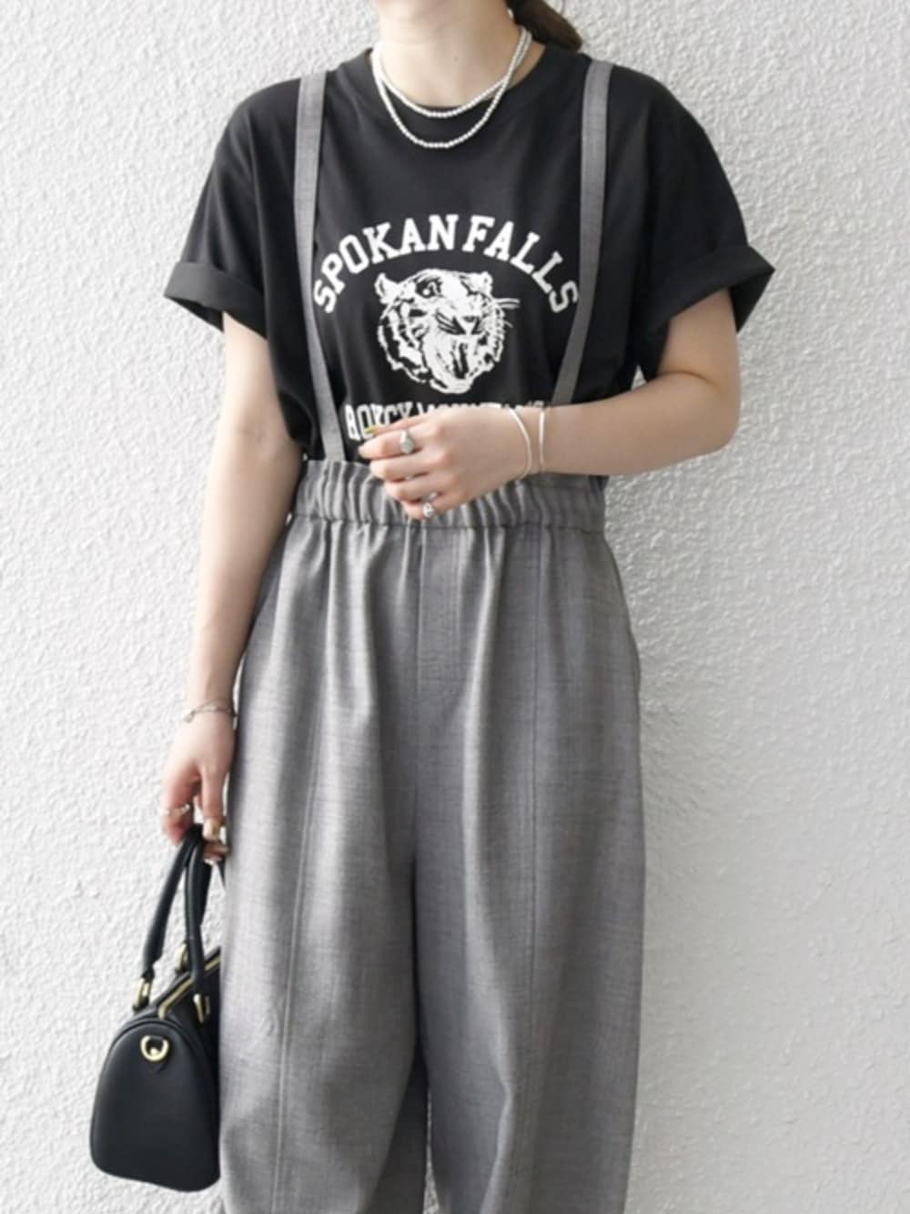 「サスペンダー、サスペンダーパンツ、Tシャツ、SHIPS any、シップスエニィ、パンツスタイル、パンツコーデ、パンツ、カジュアル、骨格ウェーブ、イエベ春」|「VELETTOのVELETTO: 2WAY ショルダー ボストン バッグ(ボストンバッグ、ブラック系)」を使った、藤原さん(骨格ウェーブ・レディース・162cm)の夏コーディネートの2枚目の写真