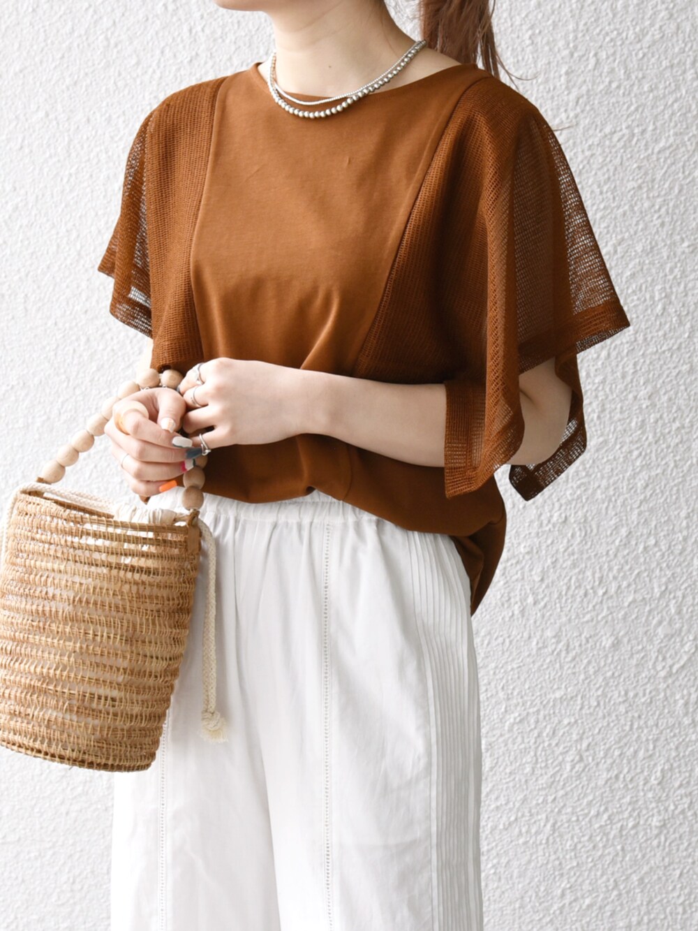 「サンダル、SHIPS、オトナカジュアル、パンツコーデ、シップスエニィ、かごバッグ、Tシャツ」|「SHIPS anyのSHIPS any:〈手洗い可能〉パッチワーク レース セミワイド イージー パンツ(その他パンツ、ホワイト系)」を使った、藤原さん(骨格ウェーブ・レディース・162cm)の春コーディネートの2枚目の写真
