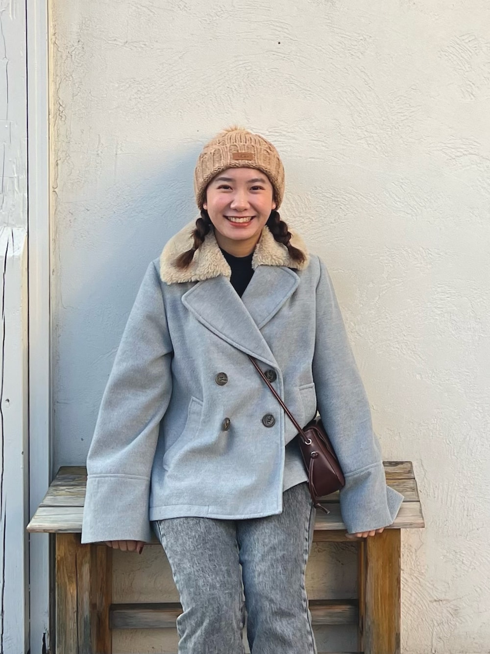 ブルー系のジャケット/アウター、グレー系のデニムパンツ、ブラウン系のブーツを着用したレディースの冬コーディネートの2枚目の写真