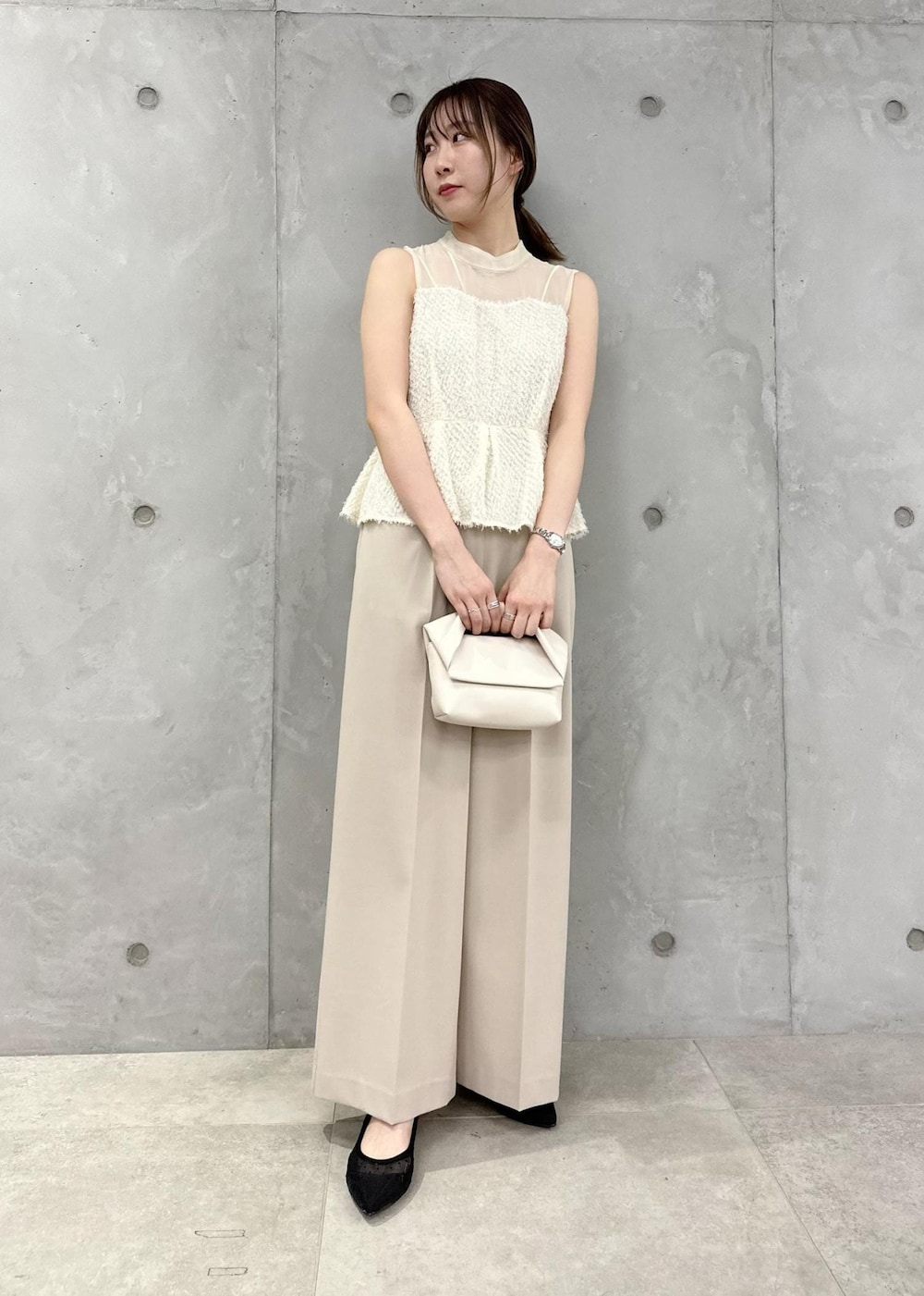 ブラック系のパンプス、ホワイト系のショルダーバッグ、ホワイト系のサロペット/オーバーオールを着用したレディースの春コーディネートの2枚目の写真