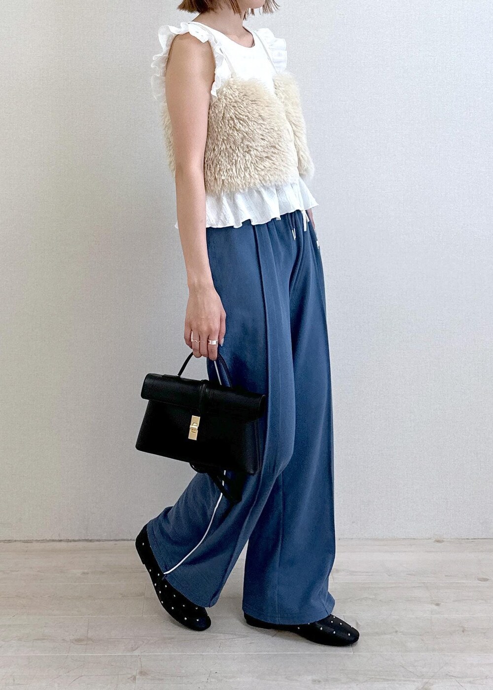 ブラック系のバレエシューズ、ホワイト系のキャミソール、ホワイト系のTシャツ/カットソーを着用したレディースの夏コーディネートの4枚目の写真